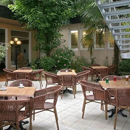 Hotel Adonis - Notre Dame De La Sarte