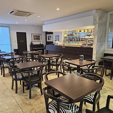 Hotel Adonis - Notre Dame De La Sarte 3*