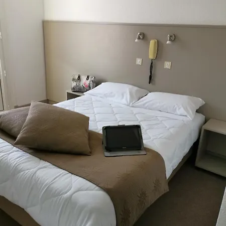 Adonis - Notre Dame De La Sarte Hotel