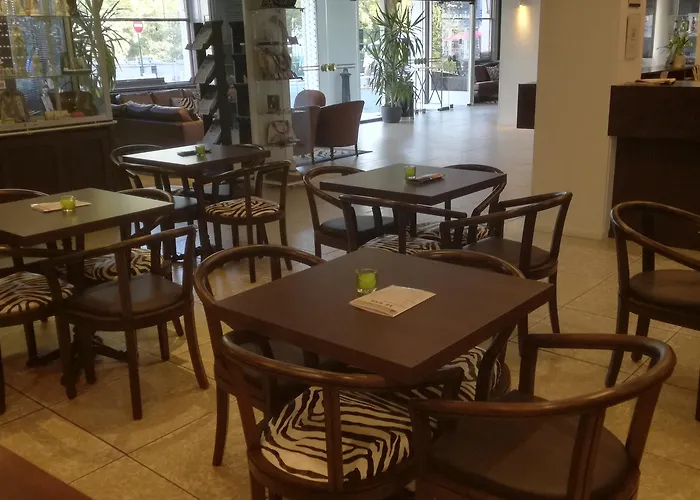 Adonis - Notre Dame De La Sarte 酒店 3*