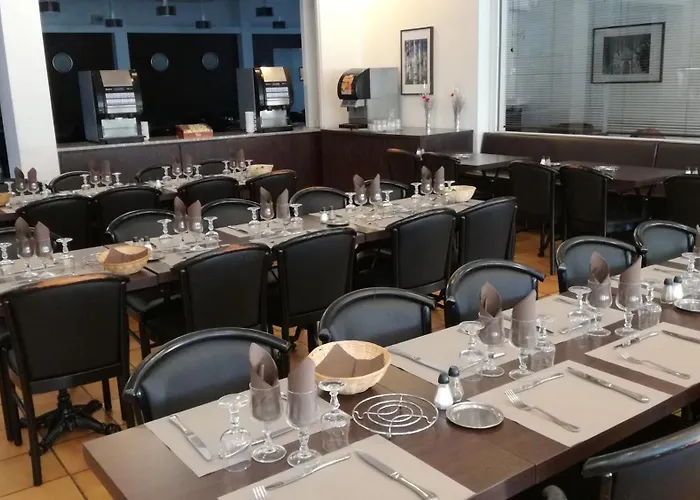 Hotel Adonis - Notre Dame De La Sarte 3*