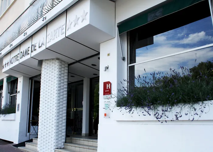 Adonis - Notre Dame De La Sarte 酒店