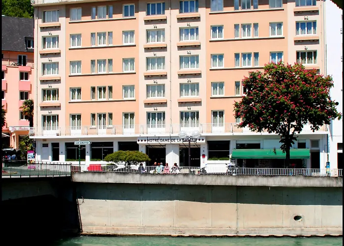 Adonis - Notre Dame De La Sarte Hotel