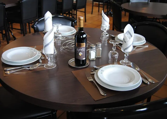 Adonis - Notre Dame De La Sarte 酒店 卢德