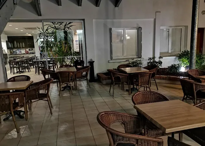 酒店 Adonis - Notre Dame De La Sarte 3*