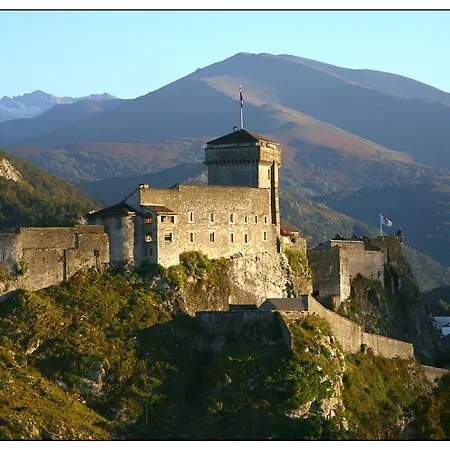 Adonis - Notre Dame De La Sarte فندق