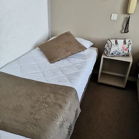 Adonis - Notre Dame De La Sarte فندق