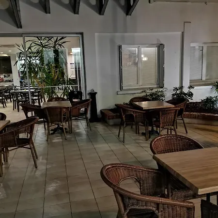 فندق Adonis - Notre Dame De La Sarte 3*