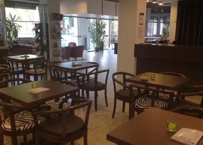 Adonis - Notre Dame De La Sarte מלון