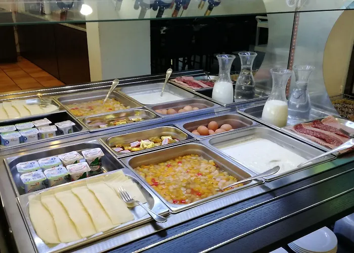 Adonis - Notre Dame De La Sarte לורדה