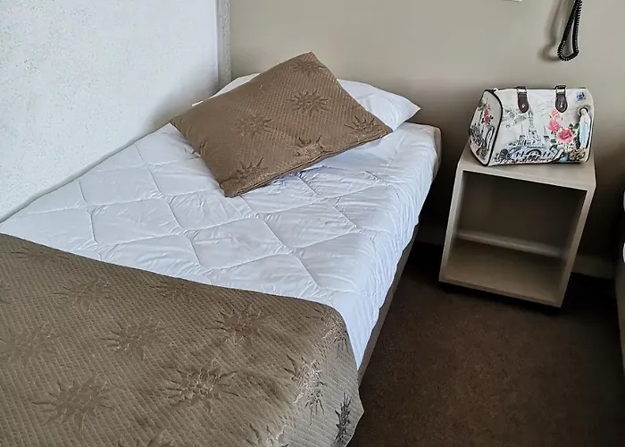 Adonis - Notre Dame De La Sarte מלון